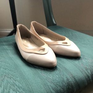 Never worn SUKI muse pointed flats US size 5